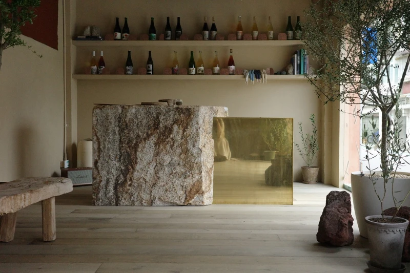 空間附設自然酒區。