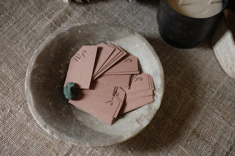 帶有童趣的 Logo 的字體。