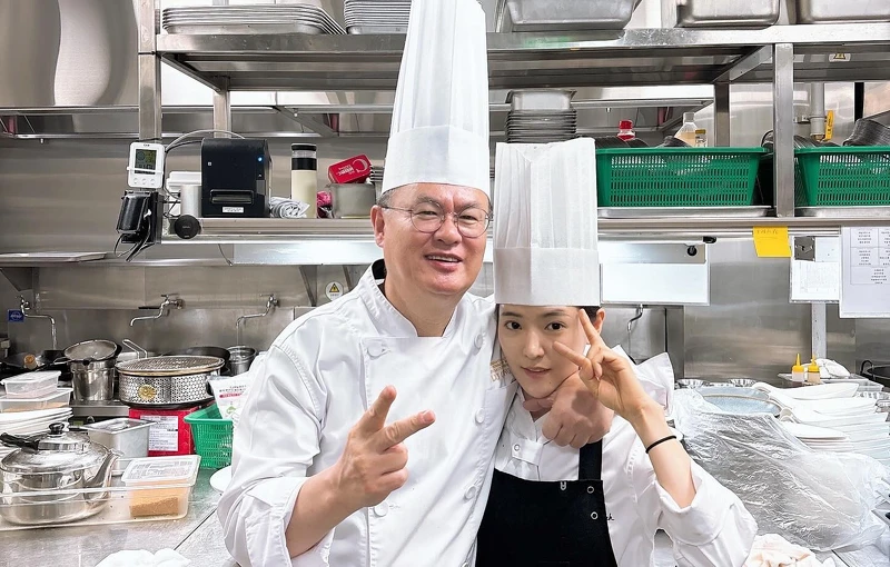 「中華料理女神」朴恩影與中餐大師呂敬來合影 「中華料理女神」朴恩影與中餐大師呂敬來合影