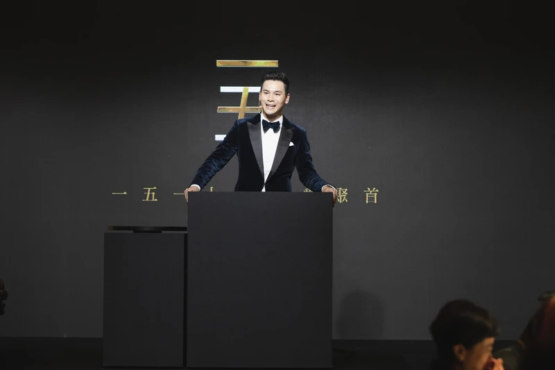 郭東杰去年在台灣為張清芳及 CindyChow 「一五一十慈善拍賣」掌槌。