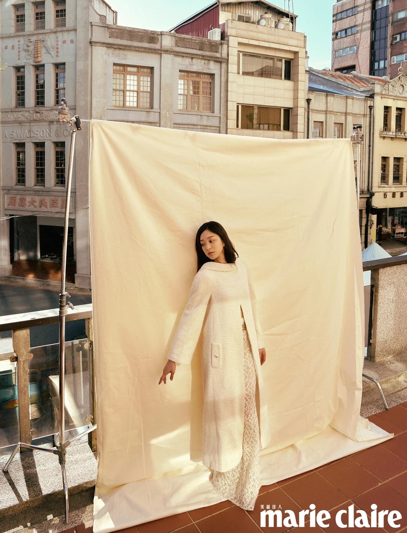 斜紋軟呢開岔洋裝、蕾絲長裙、金色腰鍊、耳環,all by CHANEL。 斜紋軟呢開岔洋裝、蕾絲長裙、金色腰鍊、耳環,all by CHANEL。