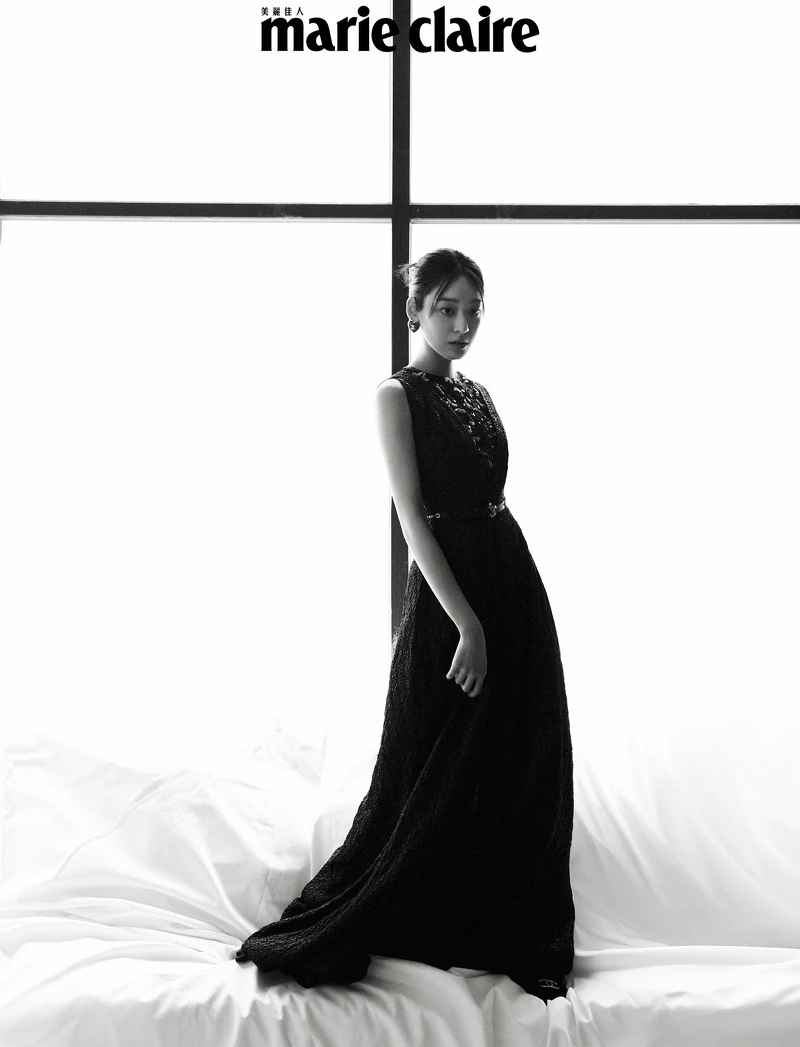 黑色刺繡背心、黑色連身褲、珍珠腰帶、心型耳環,all by CHANEL。 黑色刺繡背心、黑色連身褲、珍珠腰帶、心型耳環,all by CHANEL。