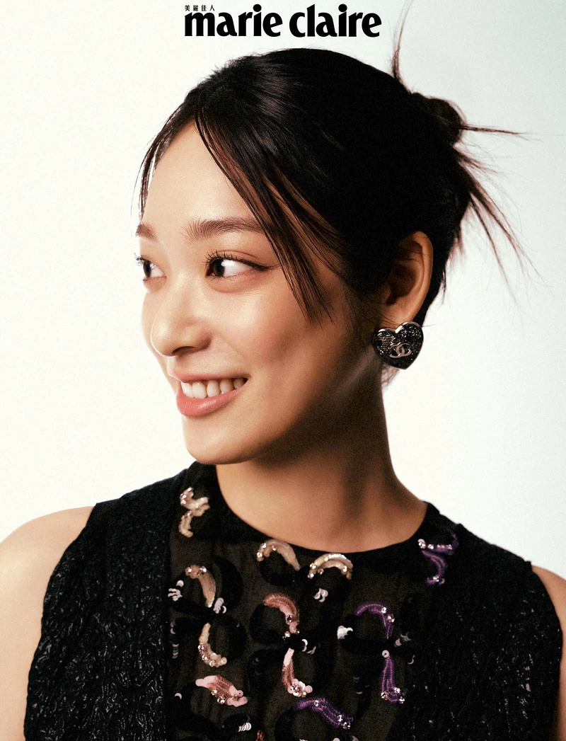 黑色刺繡背心、黑色連身褲、珍珠腰帶、心型耳環,all by CHANEL。 黑色刺繡背心、黑色連身褲、珍珠腰帶、心型耳環,all by CHANEL。