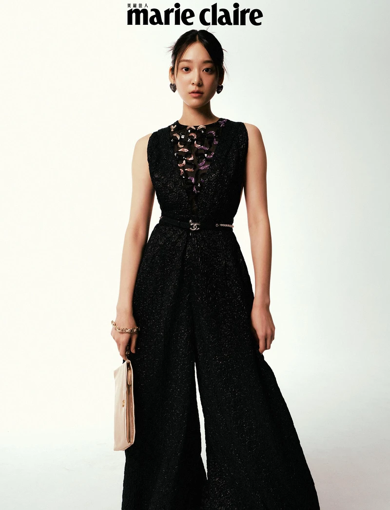 黑色刺繡背心、黑色連身褲、珍珠腰帶、心型耳環、金色手拿包,all by CHANEL。 黑色刺繡背心、黑色連身褲、珍珠腰帶、心型耳環、金色手拿包,all by CHANEL。