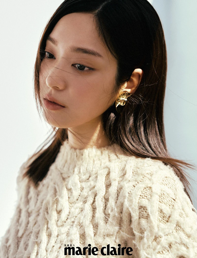 米白色毛衣、金色耳環,both by CHANEL。 米白色毛衣、金色耳環,both by CHANEL。