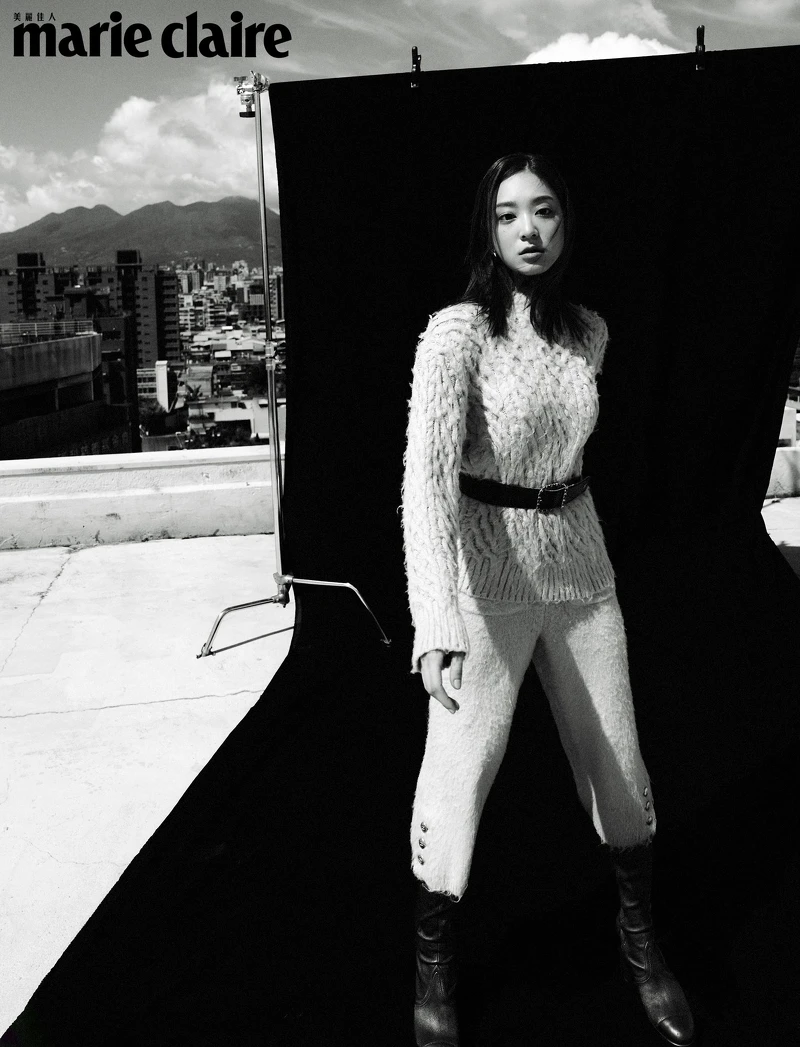 米白色毛衣、米白色短褲、酒紅色腰帶、黑色皮革長靴、金色耳環,all by CHANEL。 米白色毛衣、米白色短褲、酒紅色腰帶、黑色皮革長靴、金色耳環,all by CHANEL。