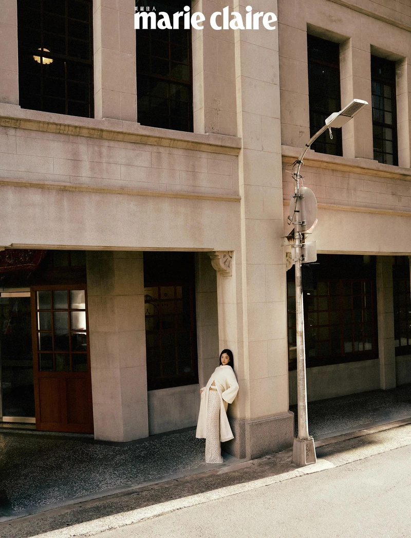 斜紋軟呢開岔洋裝、蕾絲長裙、金色腰鍊、耳環,all by CHANEL。 斜紋軟呢開岔洋裝、蕾絲長裙、金色腰鍊、耳環,all by CHANEL。