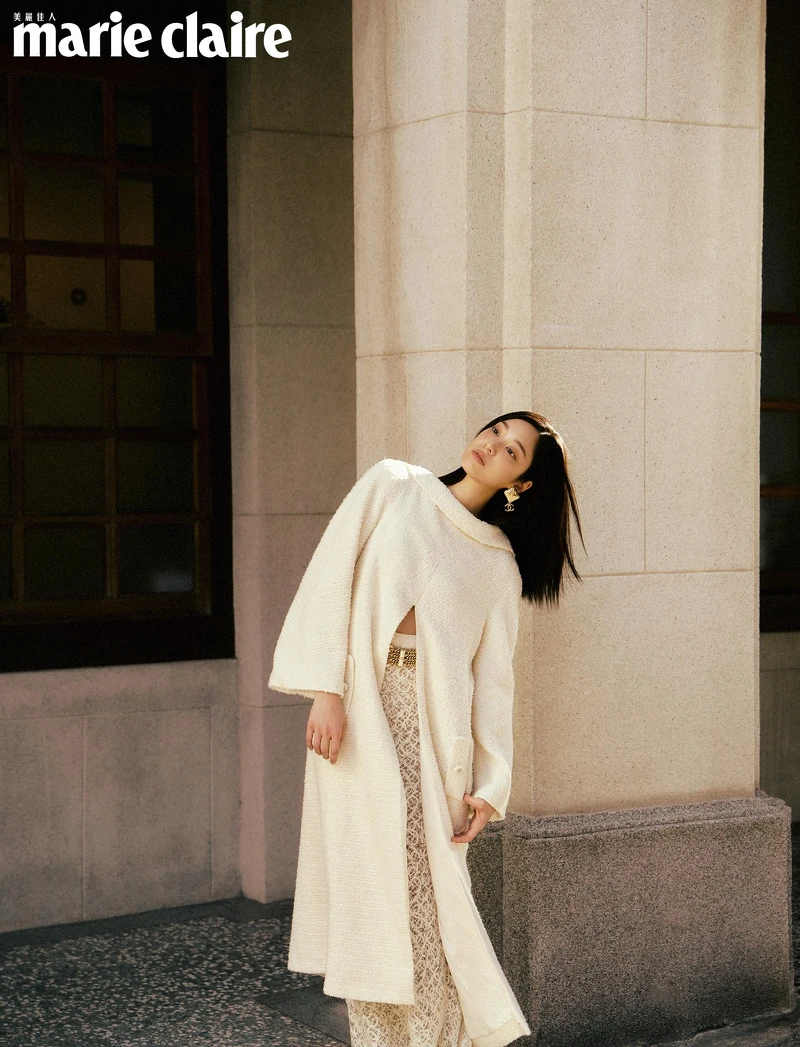 斜紋軟呢開岔洋裝、蕾絲長裙、金色腰鍊、耳環,all by CHANEL。 斜紋軟呢開岔洋裝、蕾絲長裙、金色腰鍊、耳環,all by CHANEL。