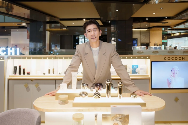 修杰楷擔任COCOCHI專櫃一日店長。 修杰楷擔任COCOCHI專櫃一日店長。