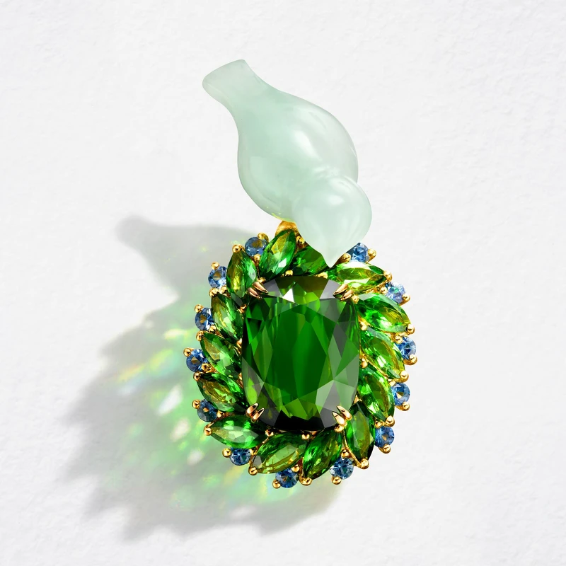 「曉夢花園·綠漾」胸墜兩用式珠寶，玉石、18K黃金、綠碧璽、藍寶、沙佛萊石。