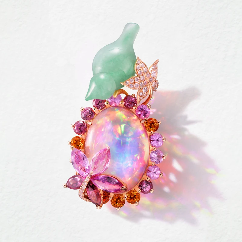 「曉夢花園 · 京都印象」胸墜兩用式珠寶，玉石、18K玫瑰金、蛋白石、彩剛、彩鑽等。