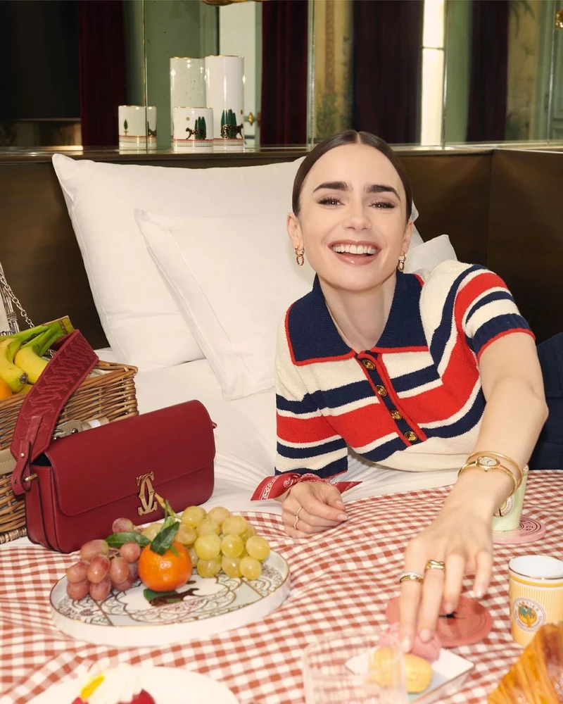 Lily Collins呈現出Trinity珠寶不失法式情懷的當代風韻。
