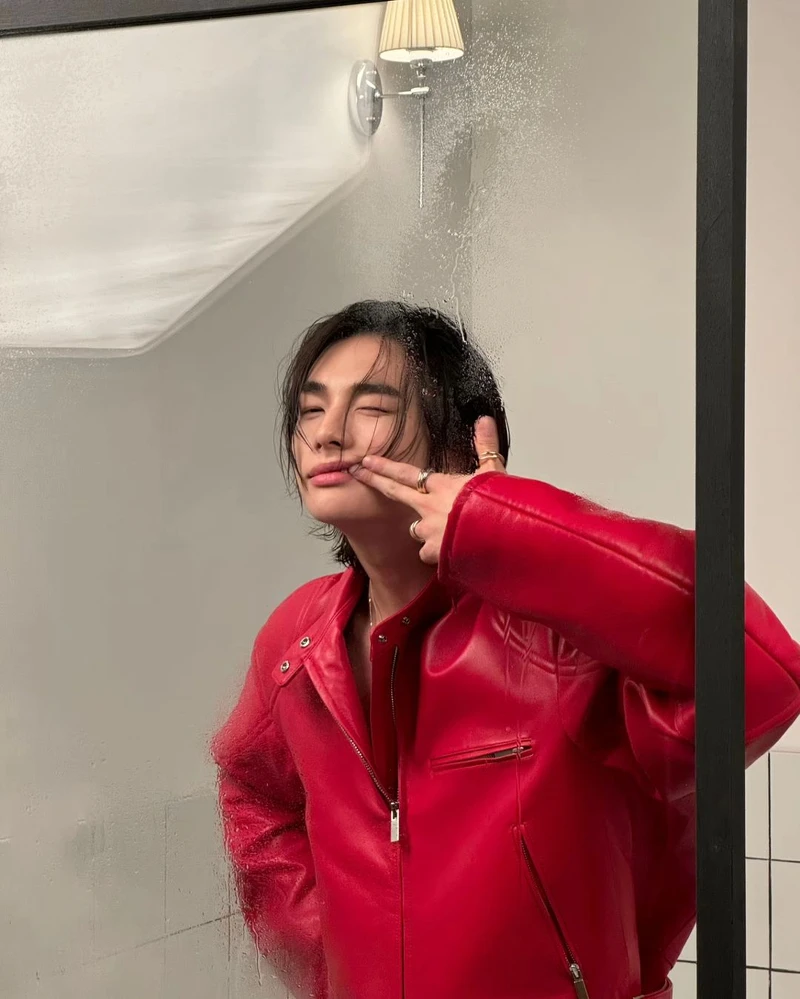 韓團Stray Kids成員Hyunjin以個性獨具的穿搭方式，詮釋Trinity珠寶無受性別、風格限制的無限可能。