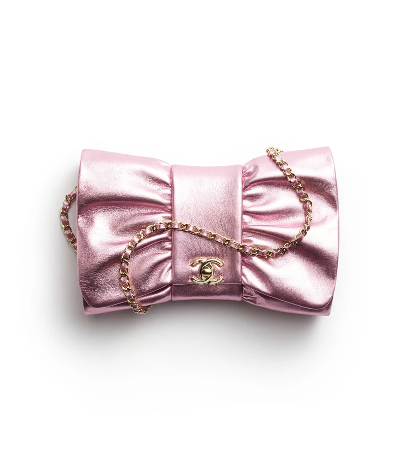 粉色蝴蝶結造型皮穿鍊肩背包,Chanel,NT164,300。 粉色蝴蝶結造型皮穿鍊肩背包,Chanel,NT164,300。
