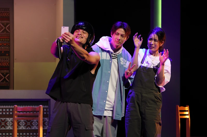 《男言之隱》王子邱勝翊（中）、温貞菱（右）遭飾演逃犯的郭耀仁劫持並要求合照，逗趣台詞引起全場爆笑