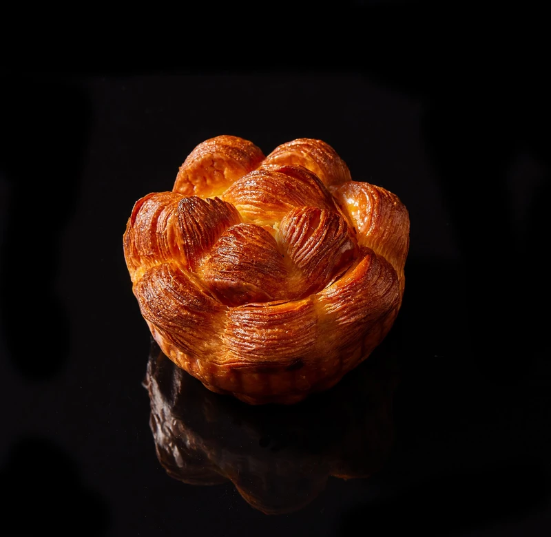 《臻品原味可頌》採用「菲仕蘭無鹽發酵奶油」，以最純粹的方式呈現，讓可頌的酥脆口感和奶油香氣淋漓盡致地展現。