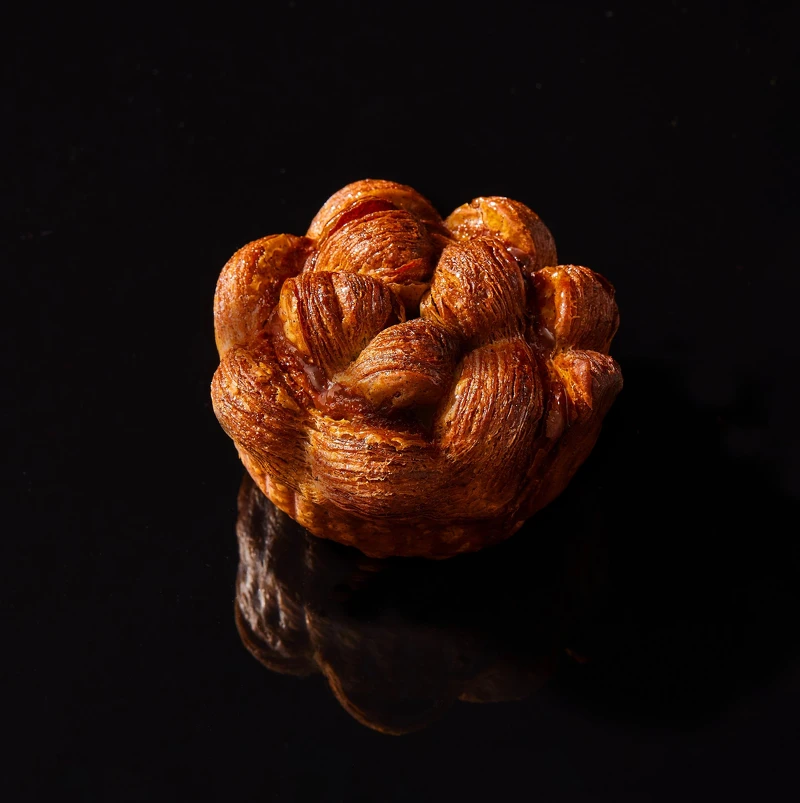 《橙香伯爵可頌》，以來自台東的「晚崙西亞橙」的果香為基調，搭配伯爵茶的細膩茶香。茶香與橙皮的微酸融合，再加上奶油的香氣，形成了多層次且獨特的味蕾享受