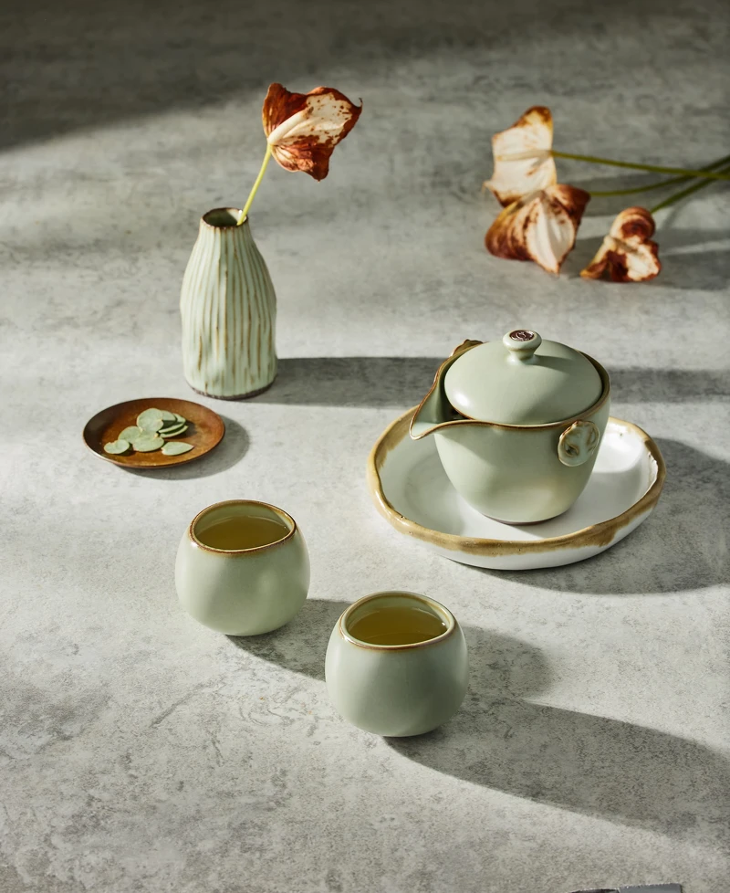 在限定店舖中,挑選喜愛的器皿,做為這趟鶯歌小旅行的伴手禮。 在限定店舖中,挑選喜愛的器皿,做為這趟鶯歌小旅行的伴手禮。