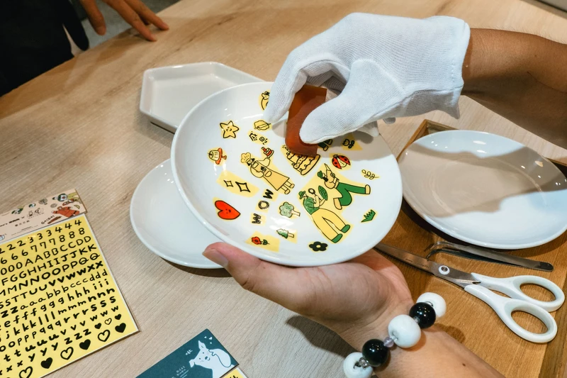 樂陶陶 體驗陶瓷貼花DIY,創作出獨有的作品。 樂陶陶 體驗陶瓷貼花DIY,創作出獨有的作品。