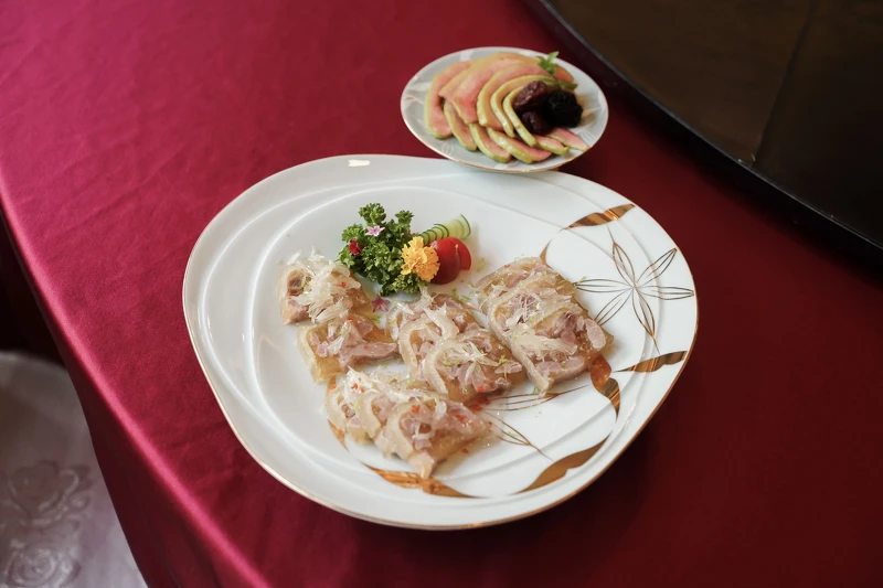 菜色 手路臺菜-水晶豬肉凍 X 臺華窯及新太源共同產製器皿。 菜色 手路臺菜-水晶豬肉凍 X 臺華窯及新太源共同產製器皿。