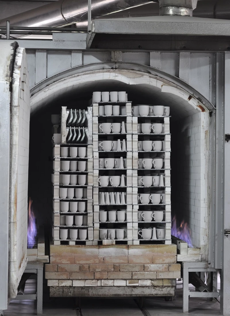 安達窯 排列整齊的土胚,入窯準備素燒。 安達窯 排列整齊的土胚,入窯準備素燒。