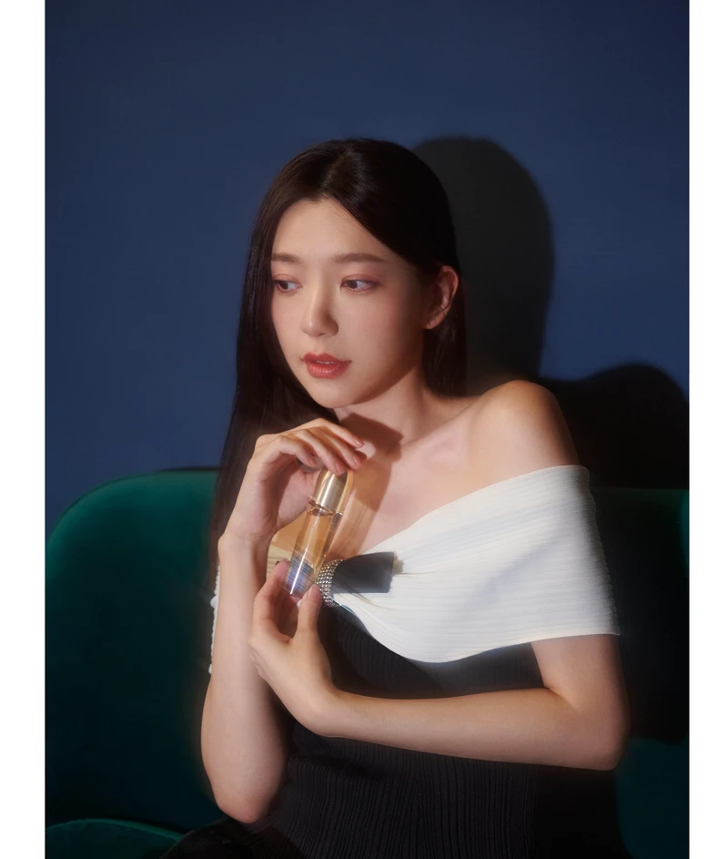 蘭鑽極萃氧生金萃油,Guerlain。黑白蝴蝶結鑽飾短洋裝,Self portrait。 蘭鑽極萃氧生金萃油,Guerlain。黑白蝴蝶結鑽飾短洋裝,Self portrait。