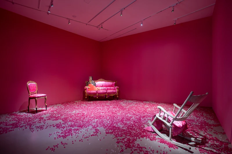 尹錫男，《粉紅色的房間 III》，1998，複合媒材裝置，依展場而定。臺北市立美術館典藏。