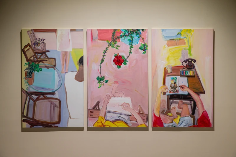 李錦繡，《容合、相待、彩虹曲》，2002，壓克力顏料、蠟筆盒、畫布，145 × 90公分(×3)。臺北市立美術館典藏。