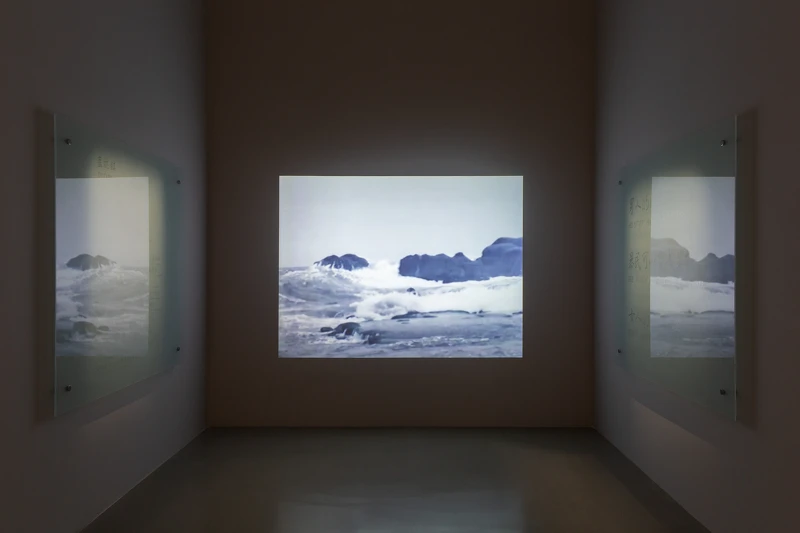 吳瑪悧，《墓誌銘》，1997，錄像、噴砂玻璃，依場地而定。臺北市立美術館典藏。