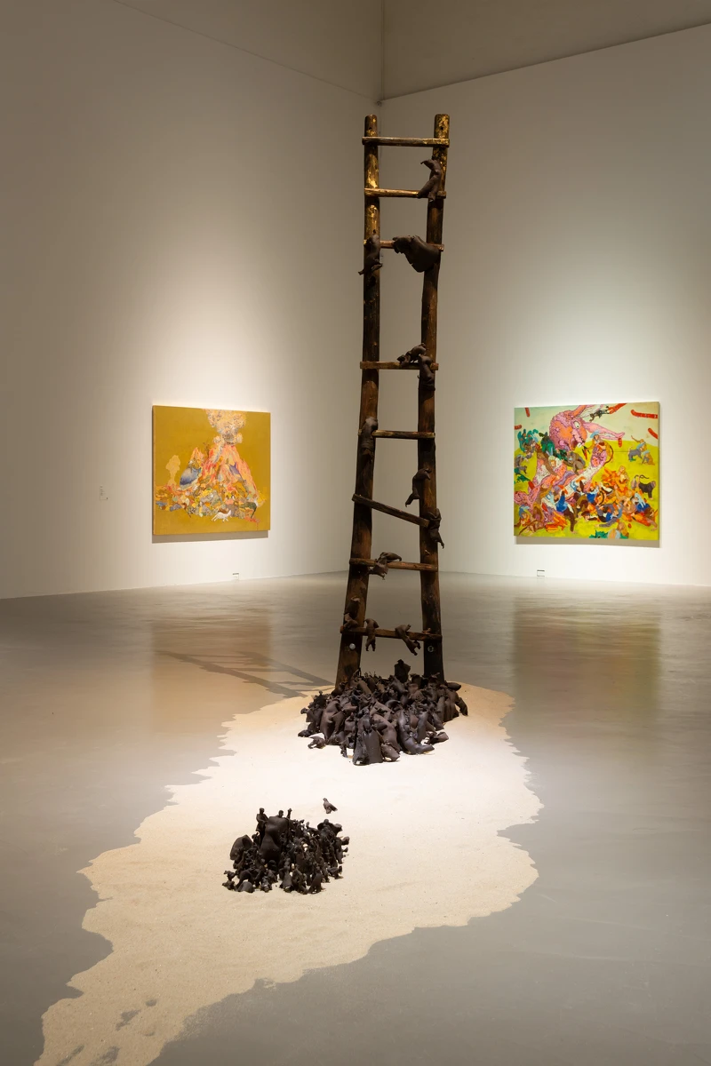 蕭麗虹，《老梯子》，1991，木頭、陶土、沙，660 × 200 × 390公分。臺北市立美術館典藏。