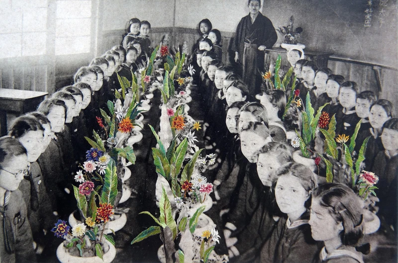 侯怡亭，《歷史刺繡人No. 1》，2015-2016，畫布、數位輸出、刺繡，41× 62公分。臺北市立美術館典藏。