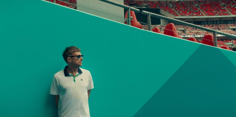 開演前，Damon Albarn 在溫布利球場（ Wembley Stadium）