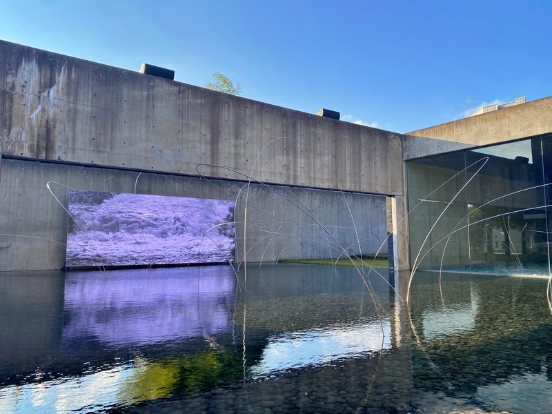 日本知名作曲家坂本龍一+藝術家高谷史郎的作品《TIME-déluge》, 搭配宮脇愛子所創作的雕刻作品《大地》 日本知名作曲家坂本龍一+藝術家高谷史郎的作品《TIME-déluge》, 搭配宮脇愛子所創作的雕刻作品《大地》