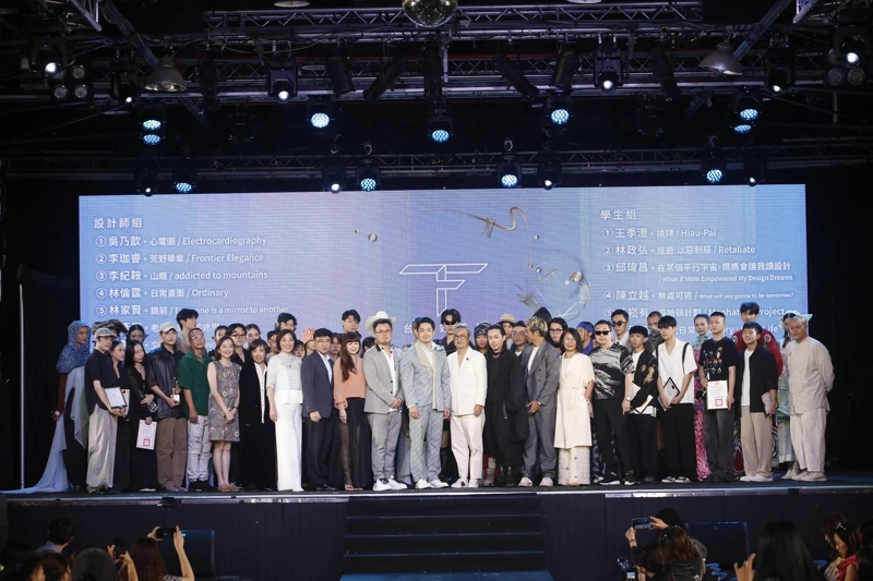 臺北市市長蔣萬安(中)與長官貴賓、評審團及入圍設計師合影。 臺北市市長蔣萬安(中)與長官貴賓、評審團及入圍設計師合影。