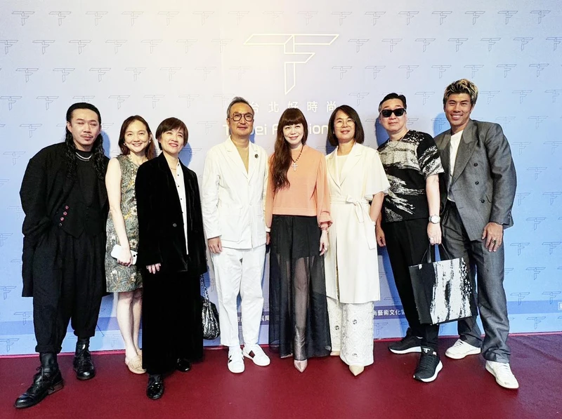 國際時尚藝術文化協會理事長溫筱鴻(右4)與本屆評審團全體合影 國際時尚藝術文化協會理事長溫筱鴻(右4)與本屆評審團全體合影