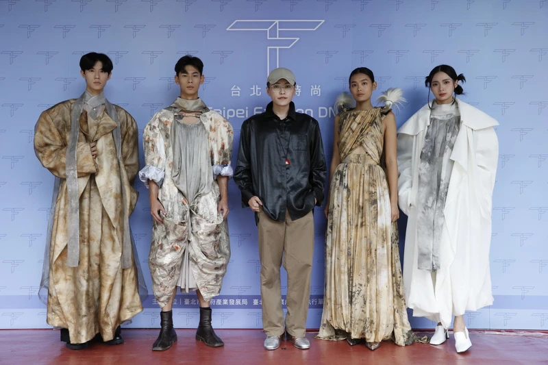 金獎得主設計師陳聖元及其作品。 金獎得主設計師陳聖元及其作品。