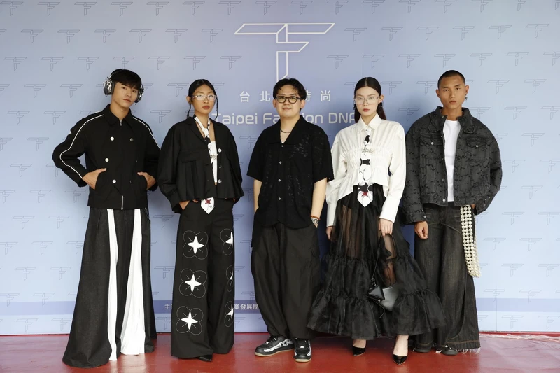 銀獎得主設計師林家賢及其作品。 銀獎得主設計師林家賢及其作品。