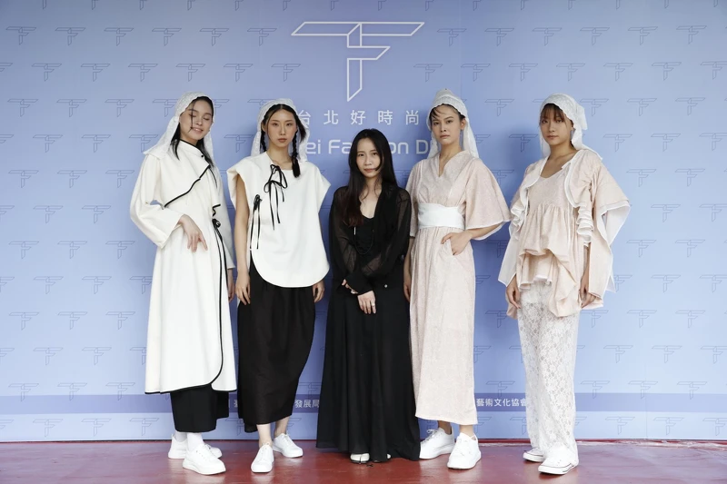 佳作獎得主設計師葉佳青及其作品。 佳作獎得主設計師葉佳青及其作品。