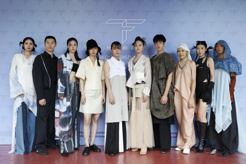 與T-DIMENSIONAL BEAUTY合作,入圍設計師以濕熱氣候時尚主題創作服飾。 與T-DIMENSIONAL BEAUTY合作,入圍設計師以濕熱氣候時尚主題創作服飾。