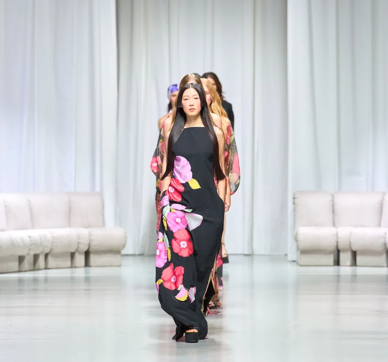 Leonard Paris春夏作品重返性感又優雅的60、70黃金年代，運用大量的古希臘元素，彷彿踏上一段地中海之旅。