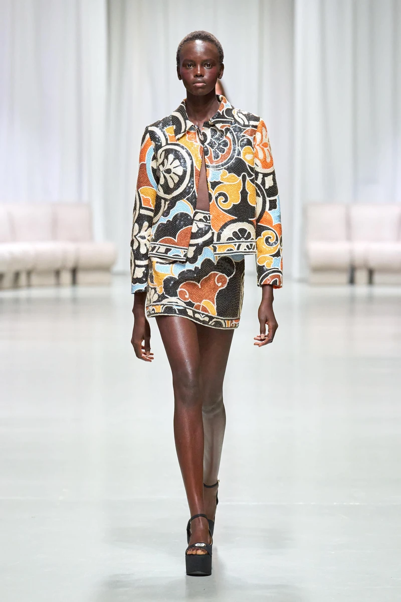 綴有閃亮馬賽克亮片的迷你結構套裝，令人驚艷。