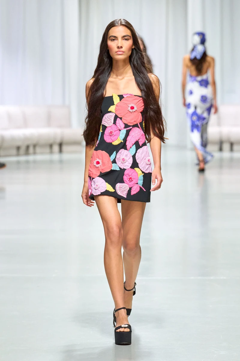 本季印花以品牌60年代發表的罌粟花圖騰為主題 以全印花形式展現並應用於刺繡圖案中。