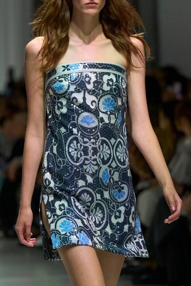 Leonard Paris運用精緻的亮片刺繡打造春夏系列，展現品牌高超的技藝。