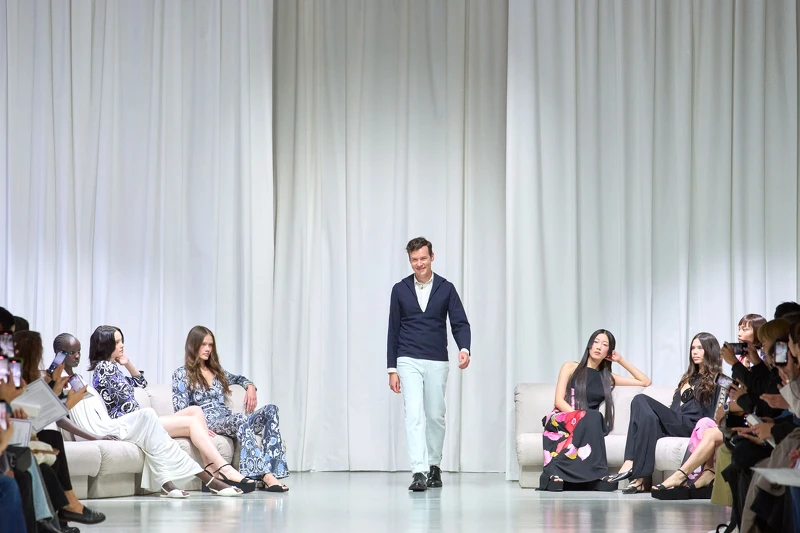 創意總監Georg Lux以古希臘神話中的太陽神「海利歐斯」為靈感，以流暢線條勾勒出女性曼妙的輪廓。