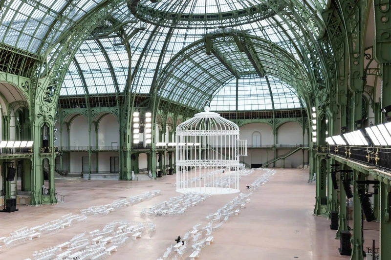 Chanel2025春夏秀場在大皇宮打造一座白色的巨型鳥籠。