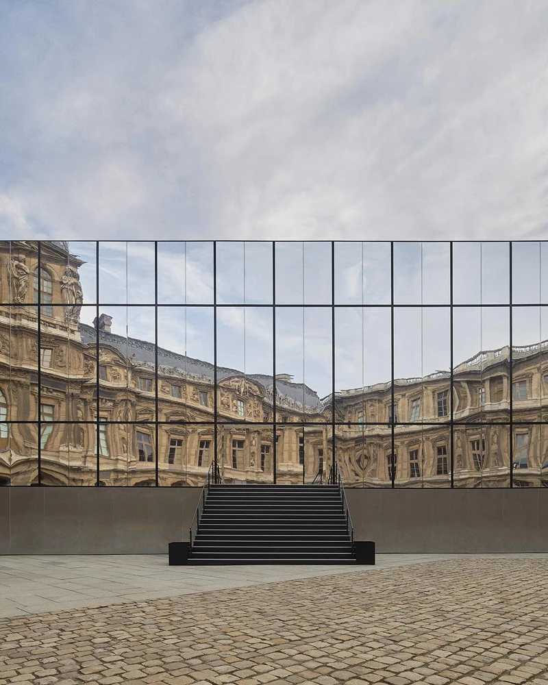 Louis Vuitton在羅浮宮卡利庭院(Cour Carrée)發表2025春夏女裝。