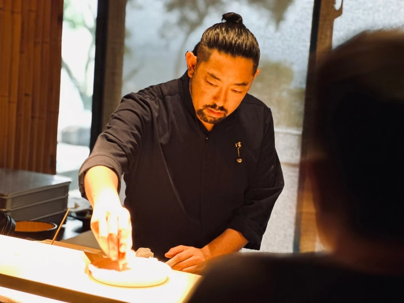 日本壽司大師橋田建二郎主廚(Kenjiro Hashida HATCH)。 日本壽司大師橋田建二郎主廚(Kenjiro Hashida HATCH)。