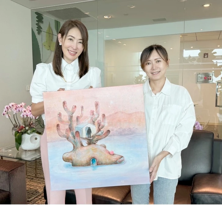 藝術家謝宜庭與藏家101董座賈永婕以及2024年最新作品〈Deer land〉合影