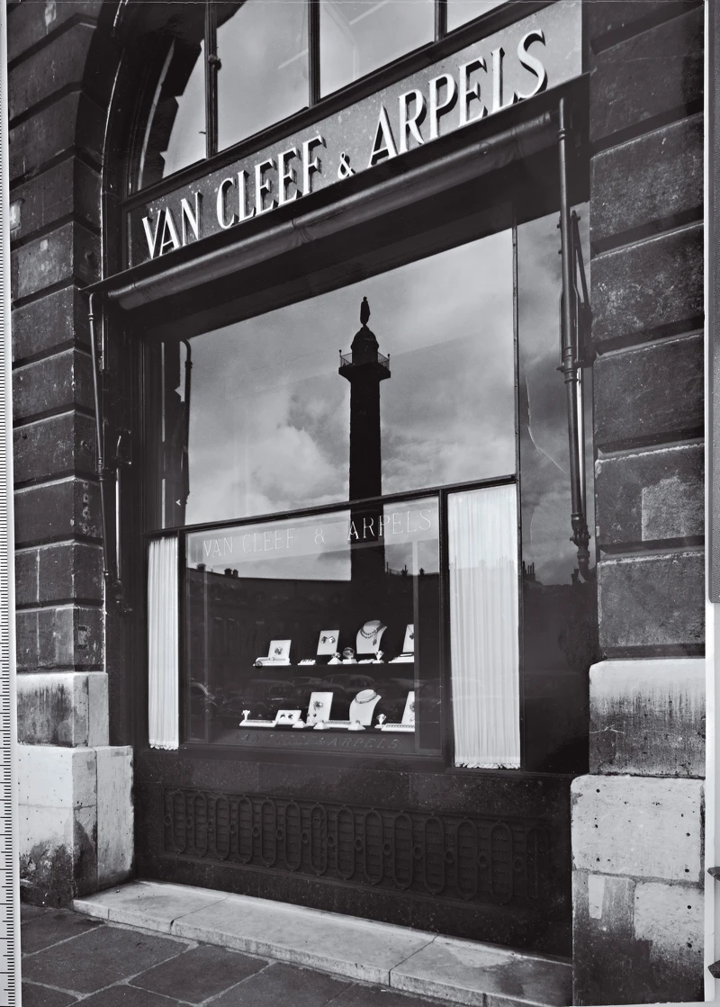 Van Cleef & Arpels梵克雅寶位於芳登廣場的櫥窗,約1955年_Van Cleef & Arpels Archives Van Cleef & Arpels梵克雅寶位於芳登廣場的櫥窗,約1955年_Van Cleef & Arpels Archives