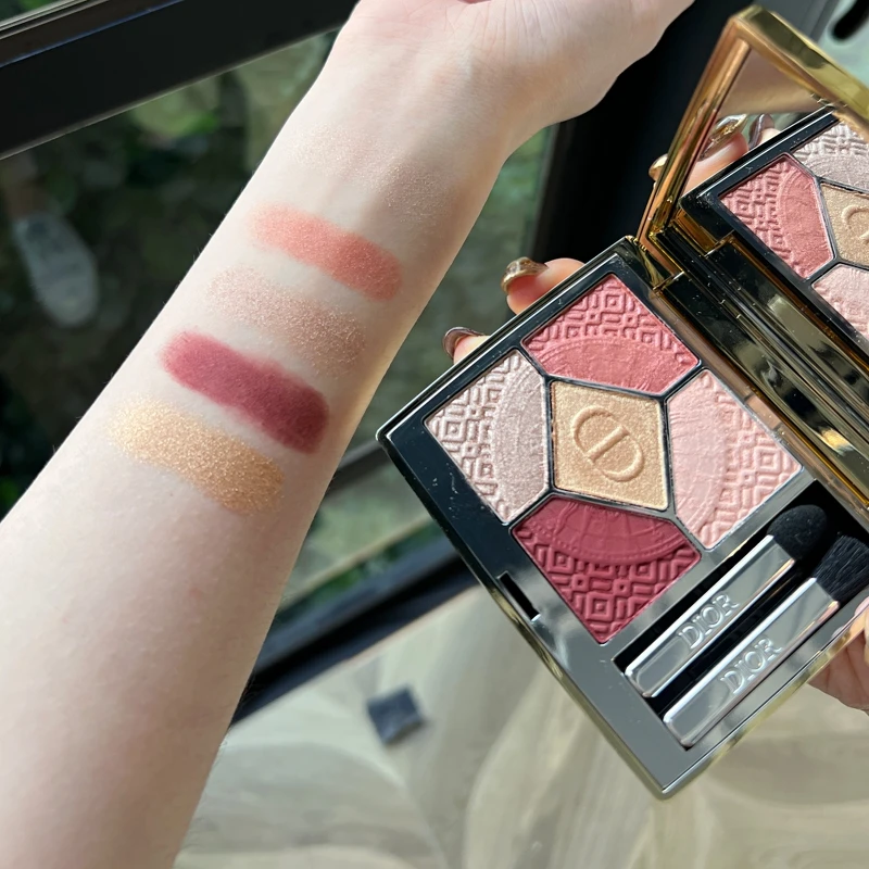 迪奧經典五色眼影金燦凡爾賽#643手部試色。 迪奧經典五色眼影金燦凡爾賽#643手部試色。